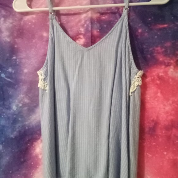 Lace Tanktop with buttons and tie - Picture 2 of 2